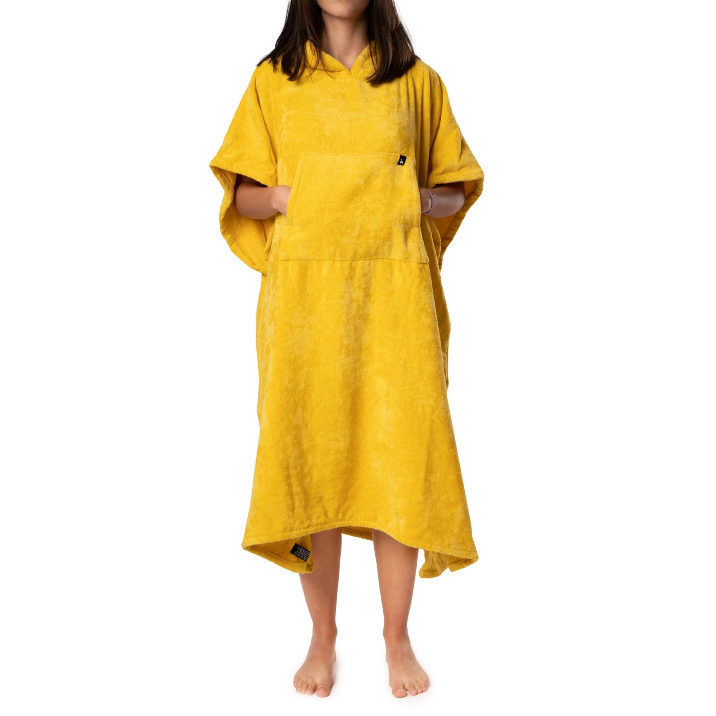 Badponcho i gul frotté från Snälla Saker, visad på modell framifrån