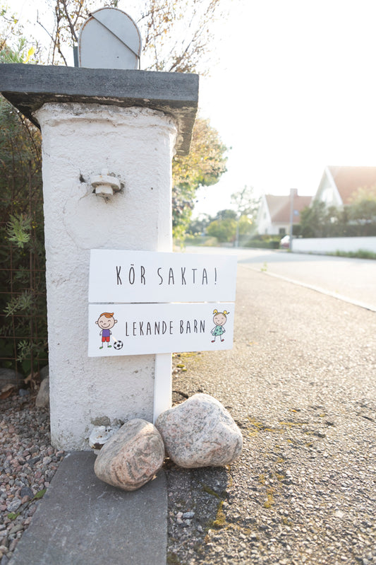 Kör sakta lekande barn