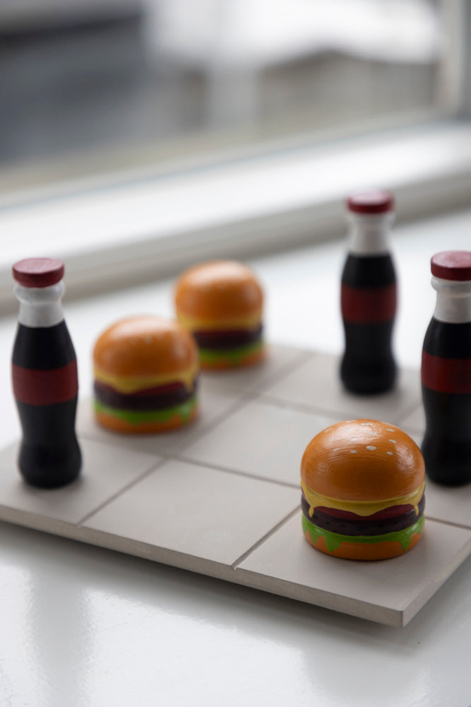 Tre i rad Hamburgare och Coca cola brädspel i trä. Gå bort present.
