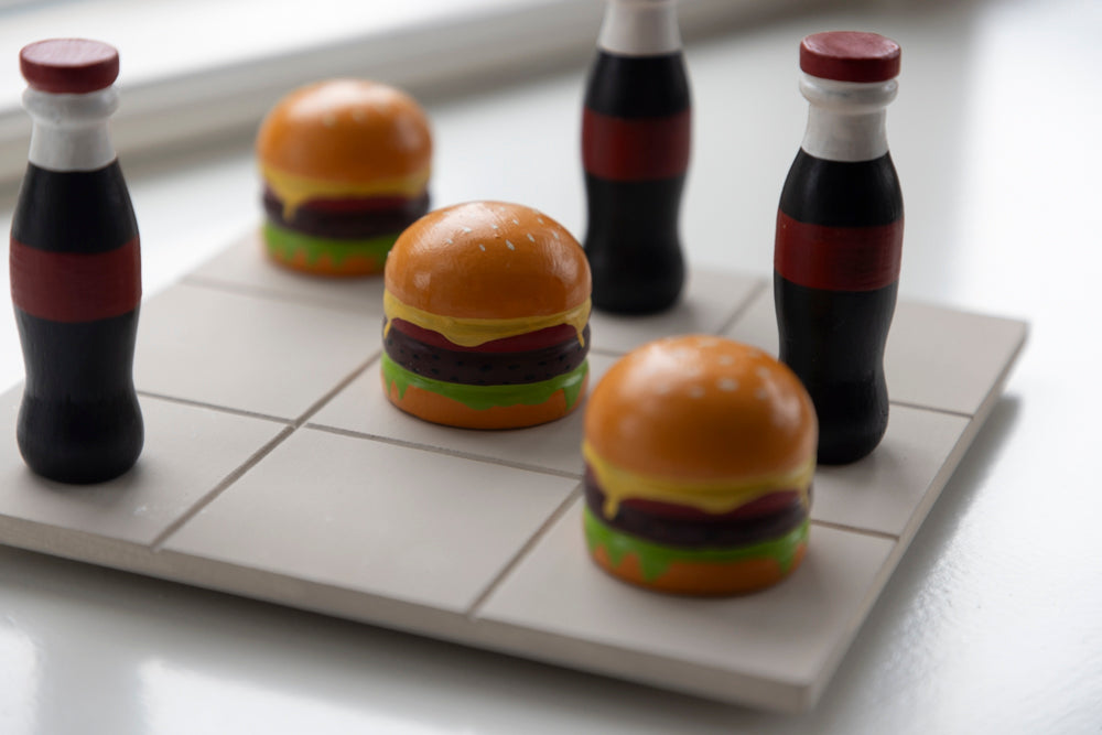Tre i rad Hamburgare och Coca cola brädspel i trä. Gå bort present.