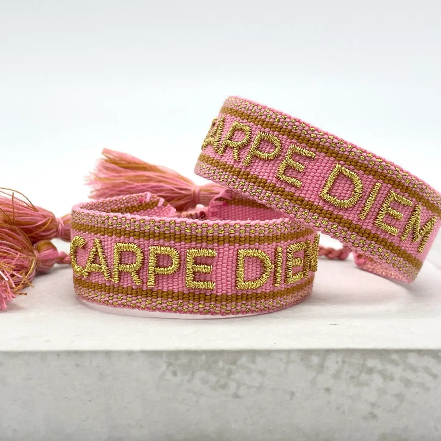 Tygarmband carpe diem rosa