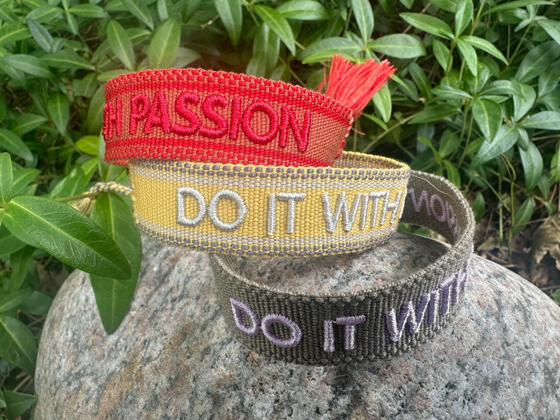 Tygarmband passion röd gul svart