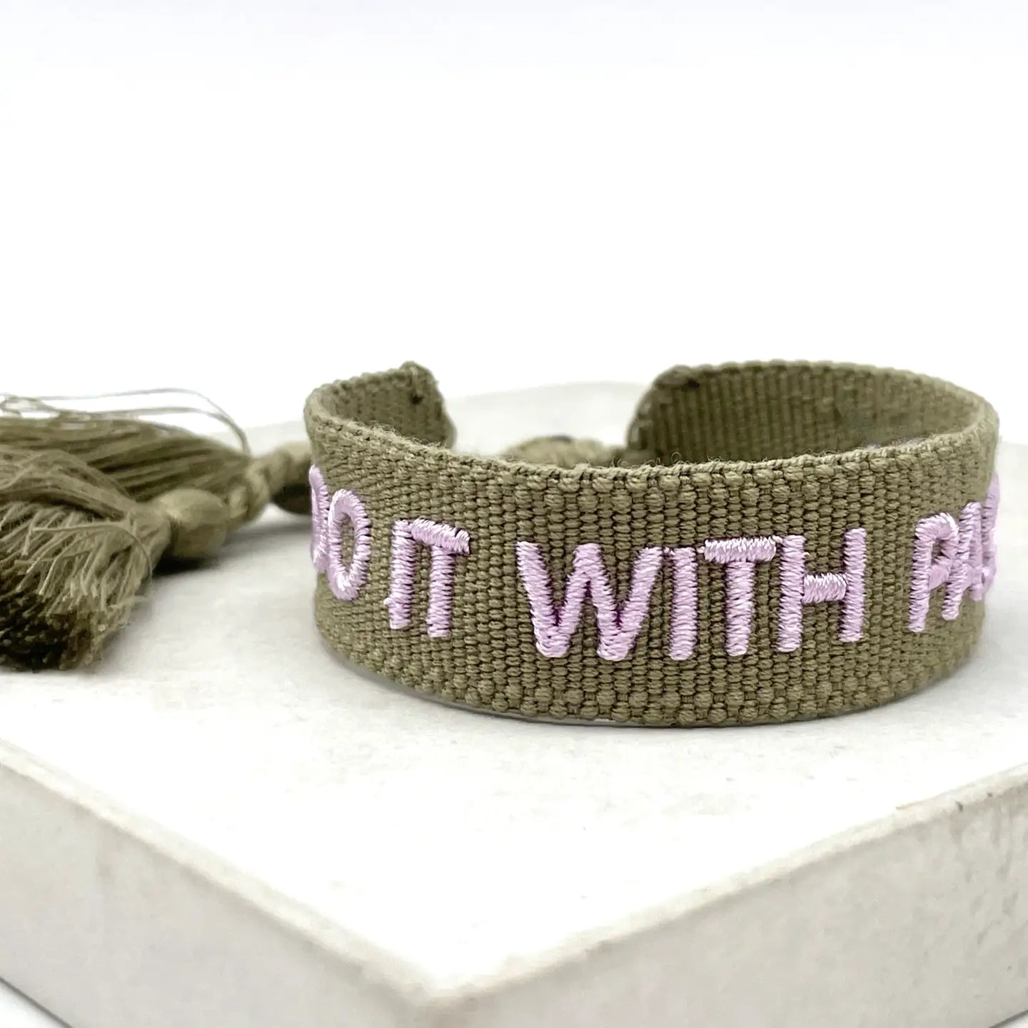 Vävt tygarmband med texten "DO IT WITH PASSION"