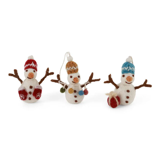 3 Tovade snögubbar med mössor och vantar