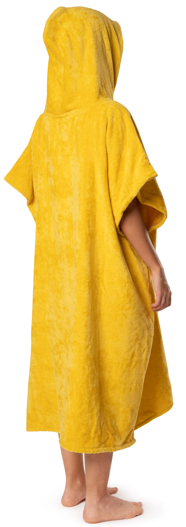 Gul badponcho i frotté med huva, visad från sidan på modell
