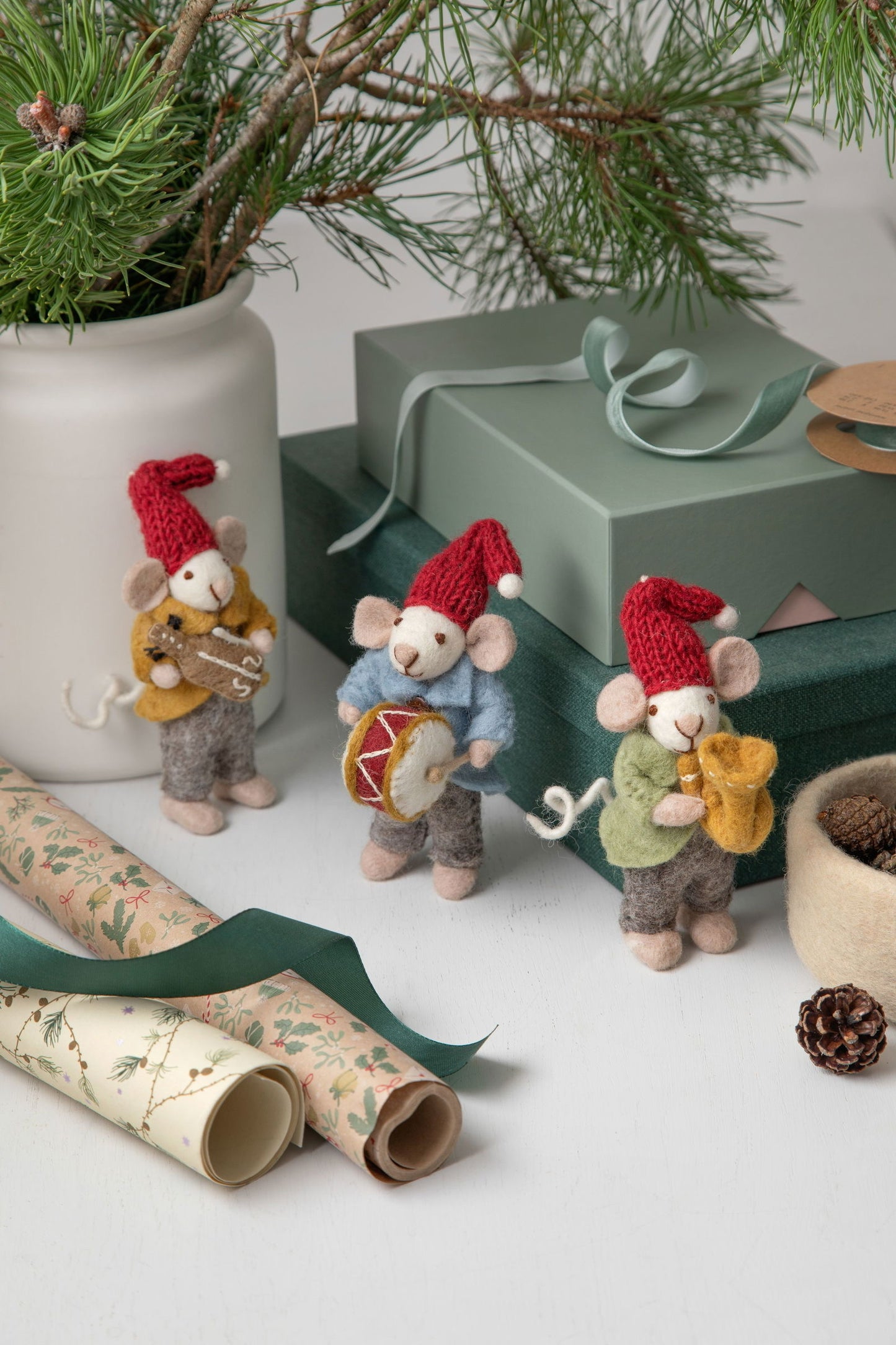 Tovad vit mus med trumma (15 cm)