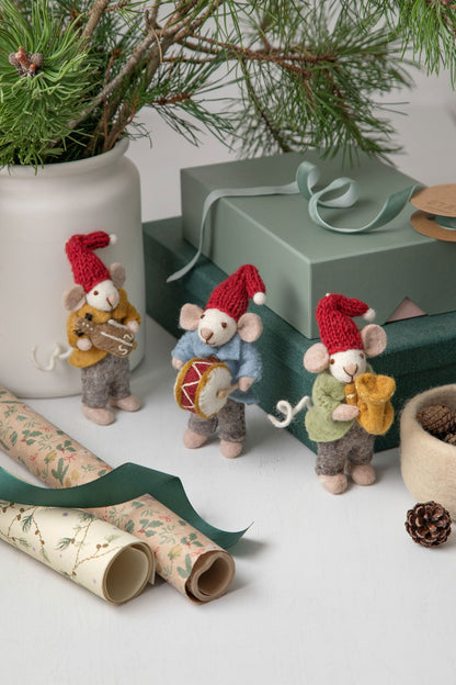 Tovad vit mus med trumma (15 cm)