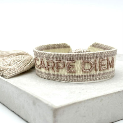 Tygarmband carpe diem