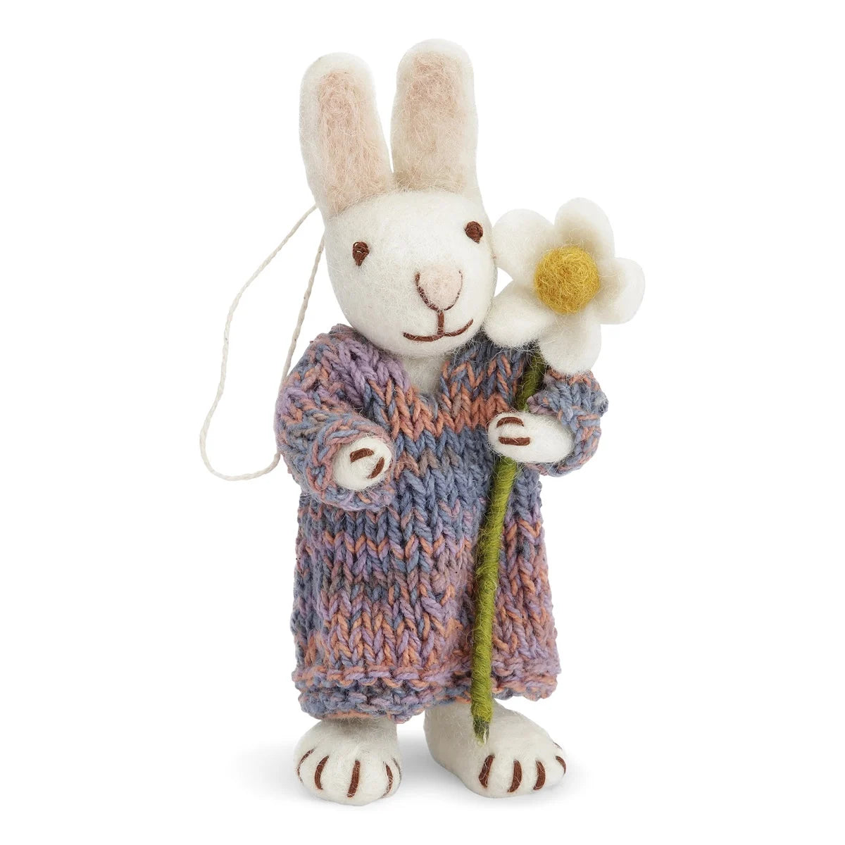 Tovad vit kanin med färgglad klänning och blomma
