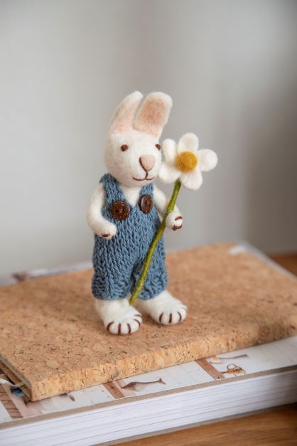 Tovad vit kanin med blå byxor och blomma ekologisk