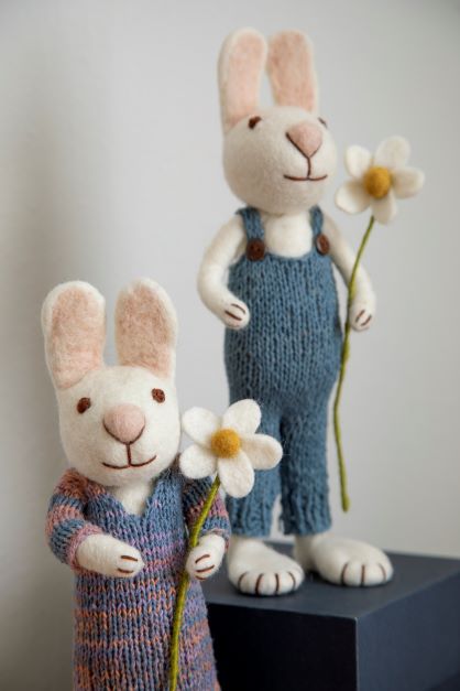 Tovad vit kanin med färgglad klänning och blomma ekologisk från Gry & Sif